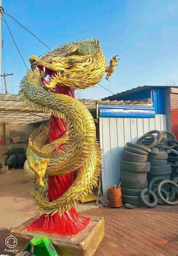 太壮观!山东80后男子用一千多条废旧轮胎做恐龙雕塑,还有3米高的金刚