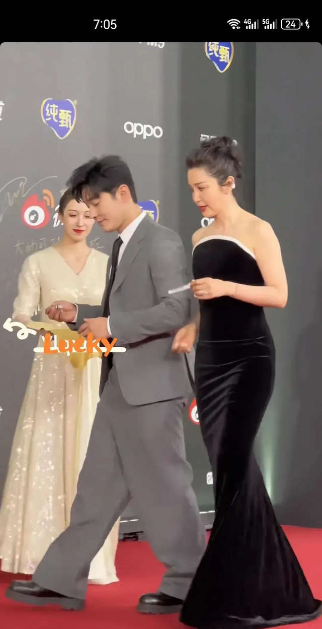 黄晓明携手李冰冰，参加活动。我感觉黄晓明越来越成熟稳重了