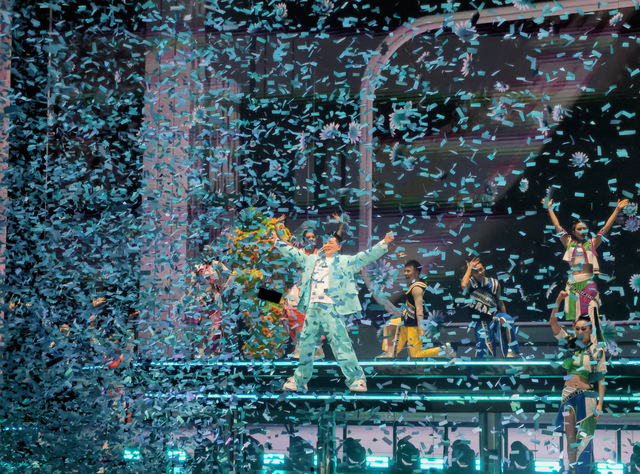 刘德华演唱会实录：表演滑跪失败，甄子丹舒淇任达华台下蹦迪