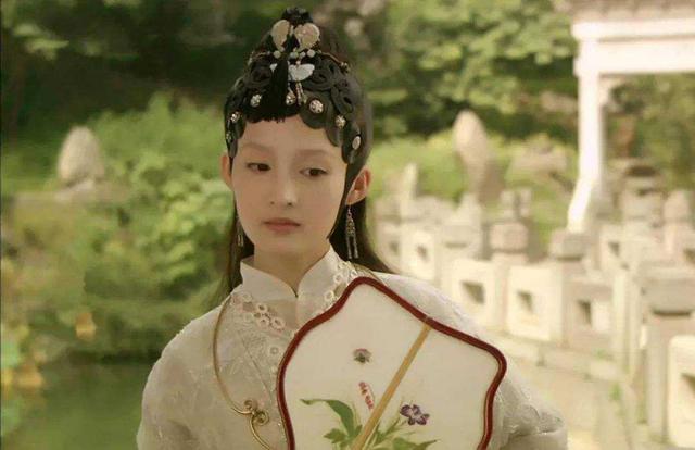 “笨蛋美人”李沁：与杨洋合影十指紧扣，被王大陆冒犯却不敢反抗