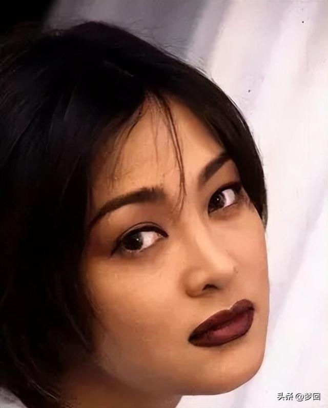 她被金钟民抛弃后，麻醉自己，拍争议写真，至今为爱选择孤独