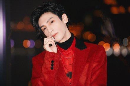 罗云熙演唱《大鱼》 人帅才艺多