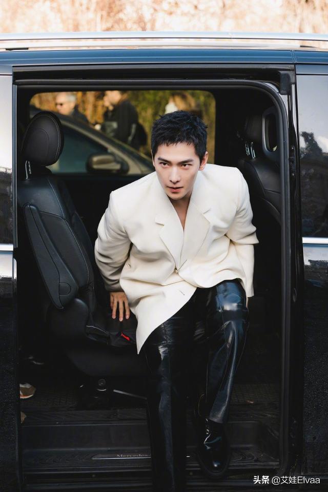 28岁杨洋比女星还“大胆”,罕见真空西装配皮裤,看完我彻底服了