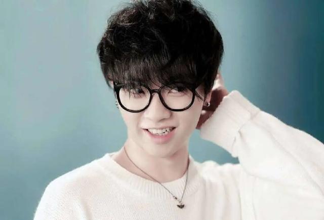 两点锤实华晨宇整容植发!大V呼吁这属于泄露隐私,网友怒其不争