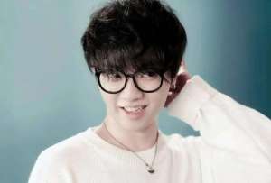 华晨宇整容了吗(两点锤实华晨宇整容植发大V呼吁这属于泄露隐私，网友怒其不争)