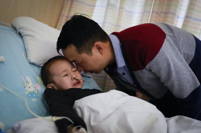 3岁萌宝患重症治疗时难忍剧痛，被5人强行按住，父亲哭求：轻点儿