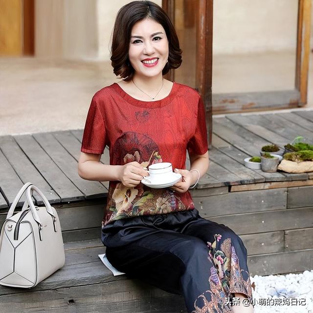 若你刚过50岁，要远离这3种“妈妈装”！这样穿才够优雅、气质
