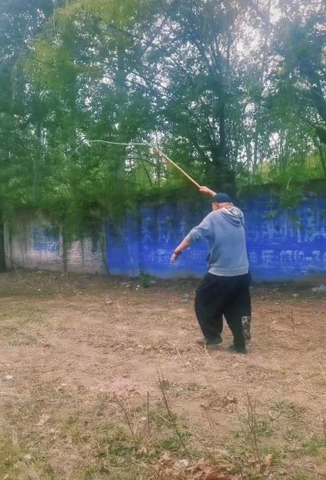 50岁戏骨近1年无戏拍，定居河北农村放羊种菜，胡须花白精神足