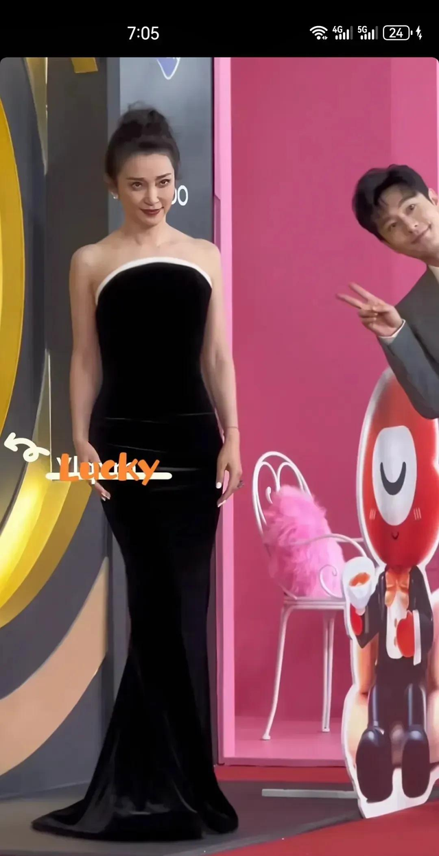 黄晓明携手李冰冰，参加活动。我感觉黄晓明越来越成熟稳重了