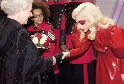 会玩！小伊90大寿，看一代傲娇软萌的英国女王是如何炼成的