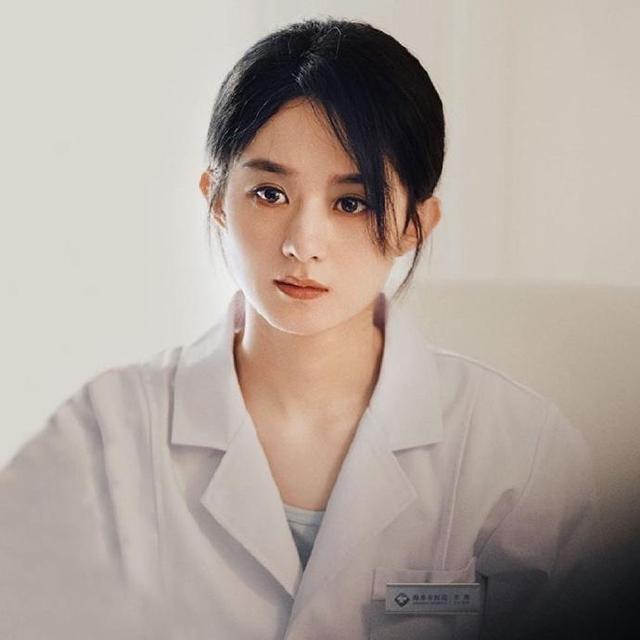 34岁赵丽颖为新剧增肥，模样大变认不出，保持圆润敬业拍戏推掉红毯