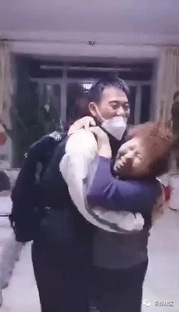 兵哥哥跨越3400公里悄悄回家探亲，摘下口罩那一刻，母亲的表情亮了……