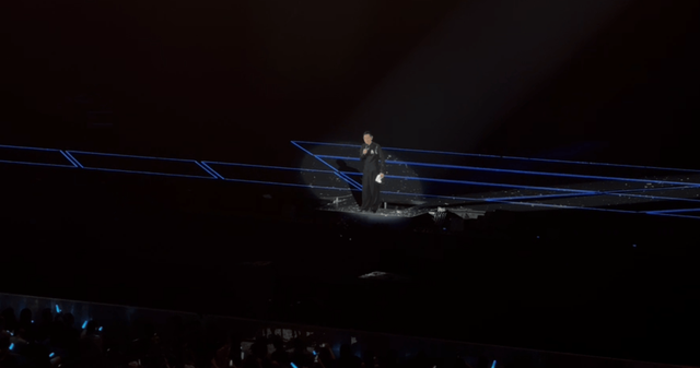 刘德华演唱会实录：表演滑跪失败，甄子丹舒淇任达华台下蹦迪