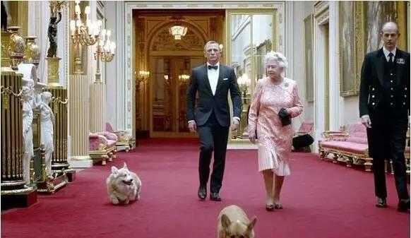 会玩！小伊90大寿，看一代傲娇软萌的英国女王是如何炼成的