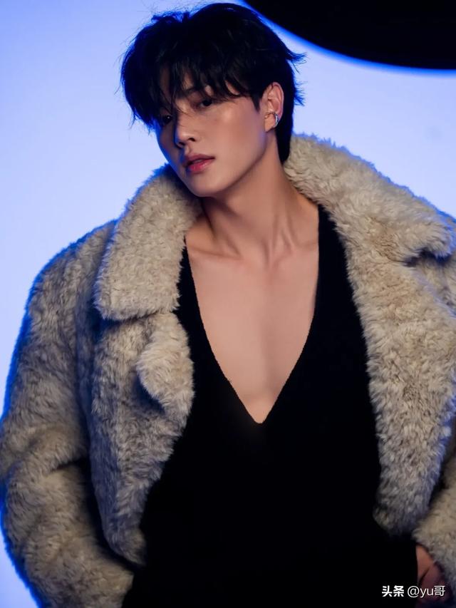 韩国演员宋江即将入伍并分享剃头照，仍然是帅气阳光大男孩