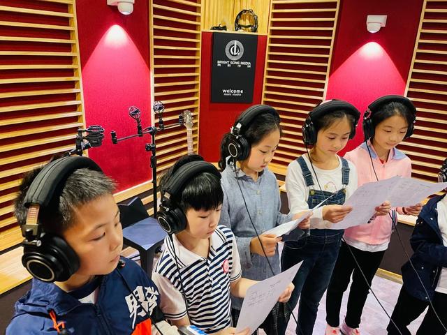 长沙一小学与高校合创歌曲《为世界种下一个梦》，致敬袁隆平