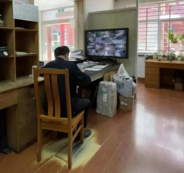 一个被形容“人很凶的”保安退休了，师生们都很想他