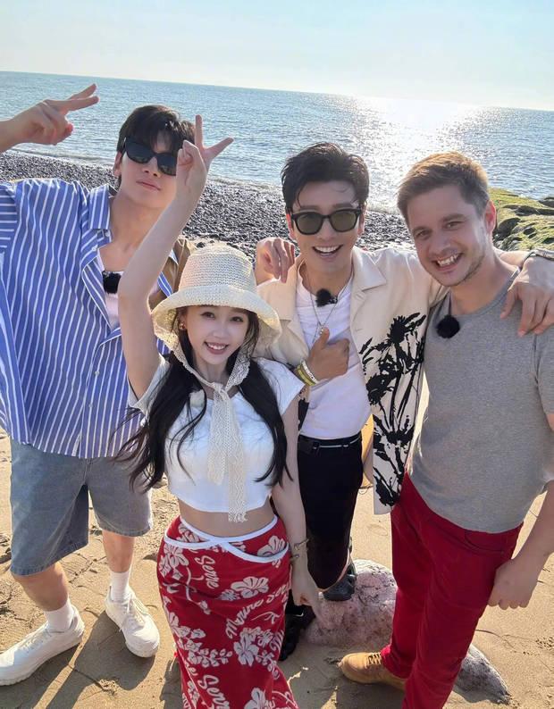 黄晓明告别《中餐厅8》！晒与虞书欣等人欢乐合照