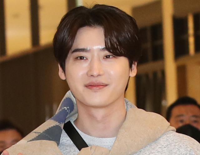 33岁韩星李钟硕最新生图曝光！脸肿发腮油光满面，鼻子彻底崩了