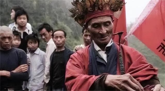 湘西最后一位赶尸人，真实还原恐怖赶尸场景，并上演死鸡复活术