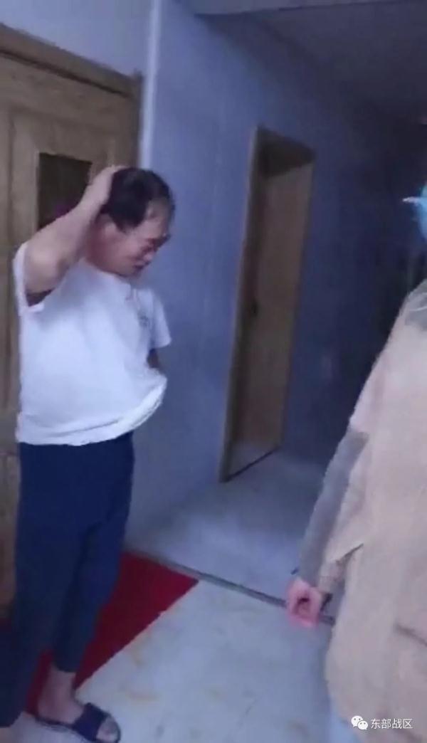 兵哥哥跨越3400公里悄悄回家探亲，摘下口罩那一刻，母亲的表情亮了……