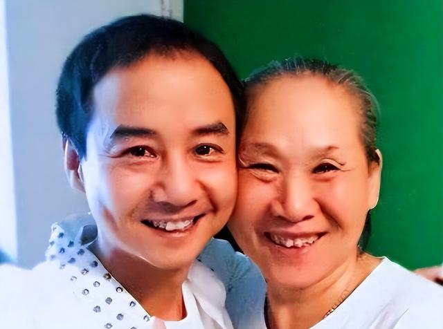 苇青：60岁被儿子带入演艺圈,73岁成“百亿老太”,现在比儿子还红