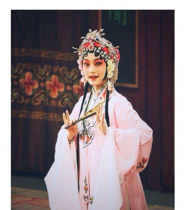 “笨蛋美人”李沁：与杨洋合影十指紧扣，被王大陆冒犯却不敢反抗