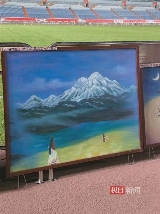 刀郎2025巡回演唱会在济南开唱,热情歌迷创作了14幅以刀郎歌曲为主题的油画