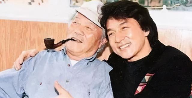 成龙真名陈港生，父亲陈志平曾是戴笠的手下，改名房道龙实属无奈