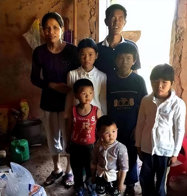 1994年，伍继红692分考上人大，至今失业中，与5个孩子靠低保生活