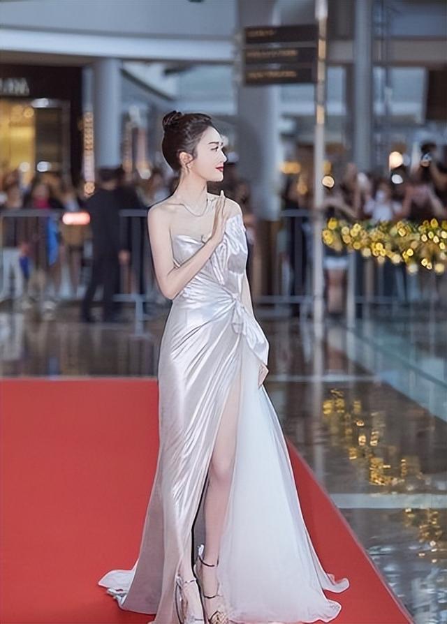 秦岚“钻石胸”大到藏不住,网友:这身材我酸了,这是谁的专属?