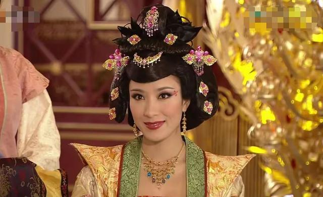 杨茜尧错失“视后”,回巢撑场TVB,却成了万千星辉的“遗珠”