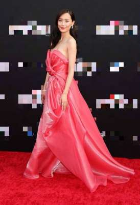 陈法拉老公(港姐陈法拉与二婚老公现身，两人牵手形影不离，背影不像孩子妈)