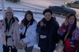 伊能静婆婆(伊能静在挪威看到极光了，婆婆身材发福撑开纽扣，她56像26一样美)