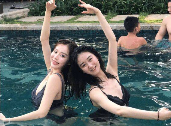“最美母女”，这组泳池照绝了，让你亲眼看看什么叫母女像闺蜜