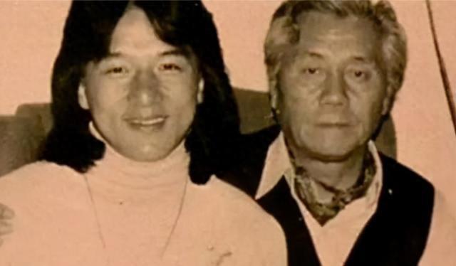 成龙真名陈港生，父亲陈志平曾是戴笠的手下，改名房道龙实属无奈