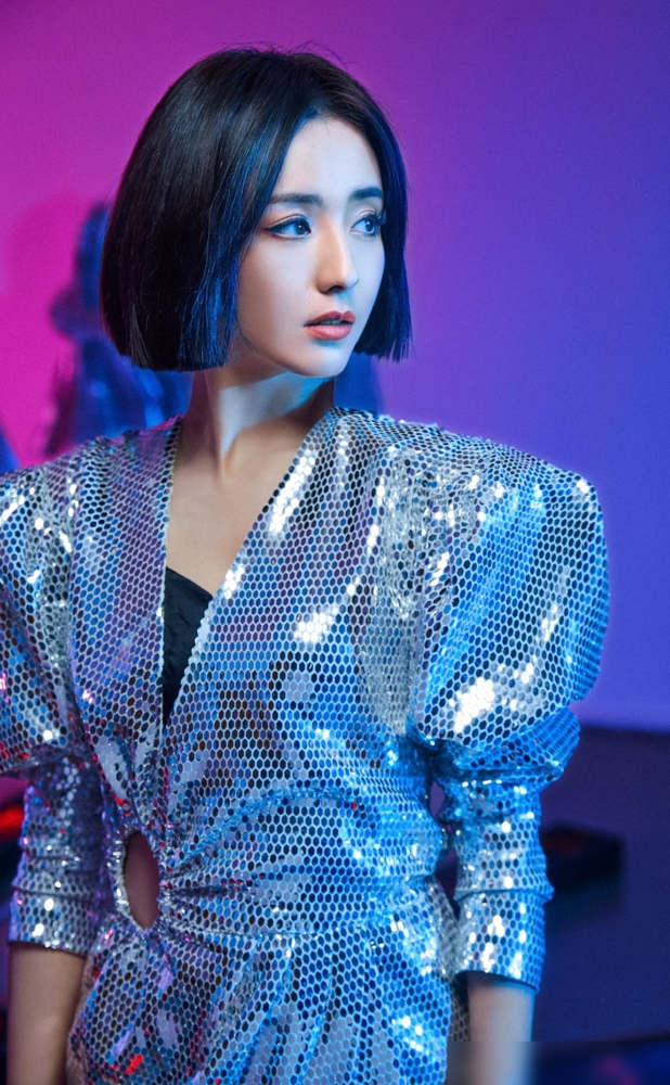 今年火了一种发型叫“肩上一刀切”,洋气减龄显脸小,明星也上头