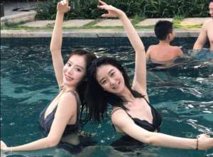 母女照(“最美母女”，这组泳池照绝了，让你亲眼看看什么叫母女像闺蜜)