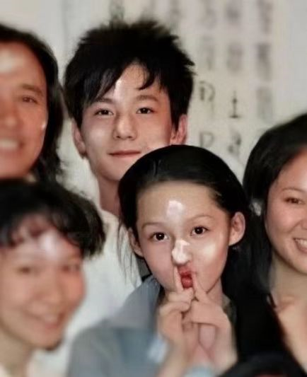 “笨蛋美人”李沁：与杨洋合影十指紧扣，被王大陆冒犯却不敢反抗