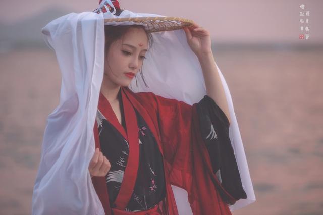 小说：“殿下晚上不睡觉过来，不会要我侍寝吧？”“要你的命！”