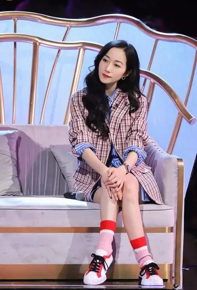 韩雪不再低调，穿西装录制节目玩“下衣失踪”，坐姿太抢镜
