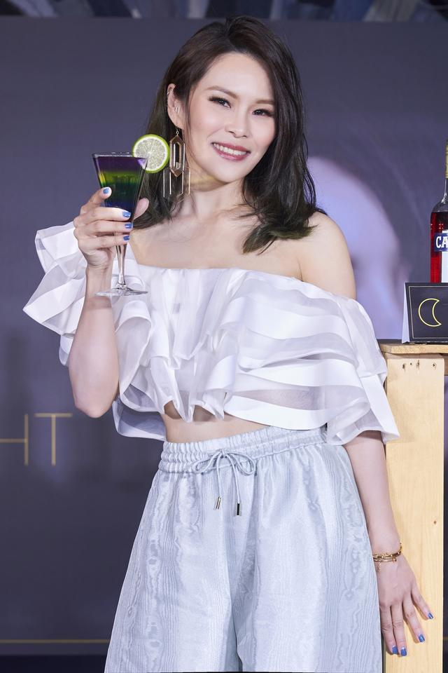 《约定》原唱43岁嫁不出！自曝靠软件觅桃花，一晚狂撩11人