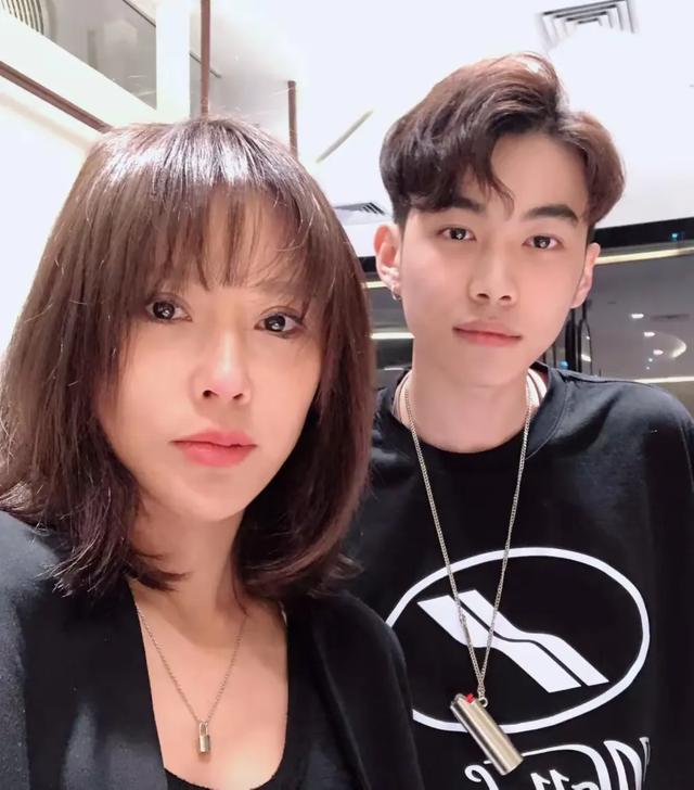 韩师奶董潼:传奇背后的跌宕与新生