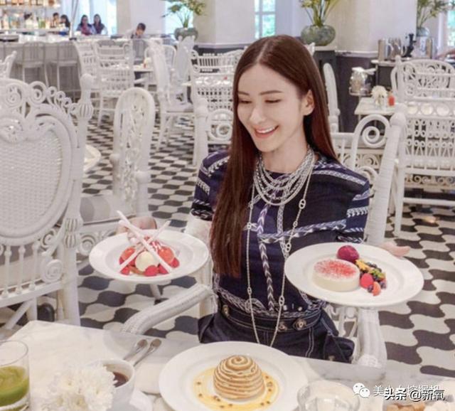 新加坡最有手段名媛，拥有全球最多爱马仕，如今44岁还在做网红