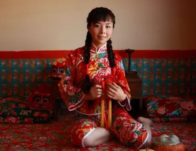 “草根歌手”王二妮和李飞结婚9年，她初心不改，他却像换了个人