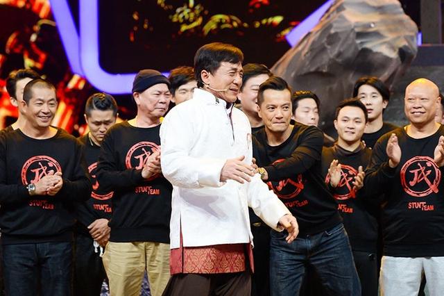 破防了！成龙近照断崖式衰老，头发花白老态龙钟，网友：接受不了