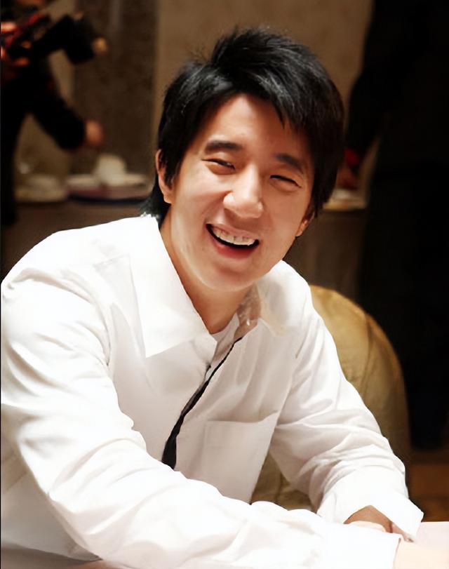 成龙的一双儿女：一个自甘堕落一个放飞自我，终是年少风流惹的祸