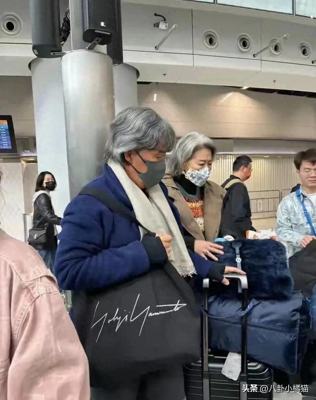 76岁林子祥携叶倩文现身长沙，两人头发全白，林子祥好多老年斑