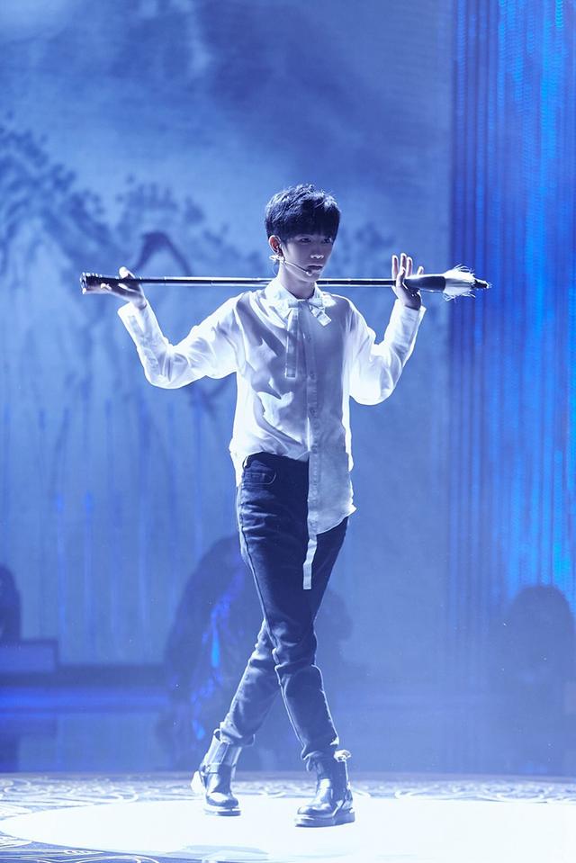 敖子逸亮相2018星光盛典 斩获“年度号召力新秀”奖