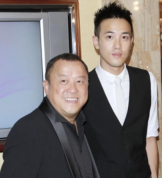 曾志伟春节到加拿大探亲，陪次女曾咏仪全家过年!外孙女已经24岁